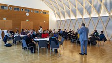 Prof. Axel Gehrmann, geschäftsführender Direktor des ZLSB, spricht zu einer Gruppe von Personen in einem Festsaal.