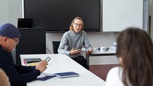 Eine Frau spricht zu Workshopteilnehmern.