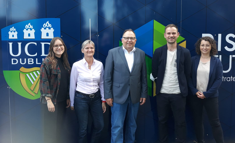 Gruppenfoto: Tina Czaja, Peggy Germer, Prof. Dr. Axel Gehrmann, Martin Neumärker, Sindy Riebeck stehen vor dem Wappen des University Colleges of Dublin.