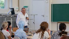 Mann hält Vortrag mit Mikrofon.