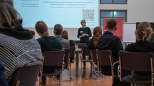 Frau hält Vortrag