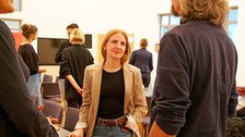 Frau unterhält sich mit Mann