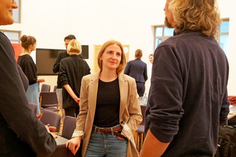 Frau unterhält sich mit Mann