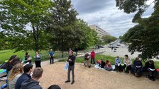 Auf dem Bild sieht man die Teilnehmenden des Gedenktages vor dem Platz am Bismarckturm
