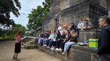 Auf dem Bild sieht man die Teilnehmenden des Gedenktages vor dem Platz am Bismarckturm