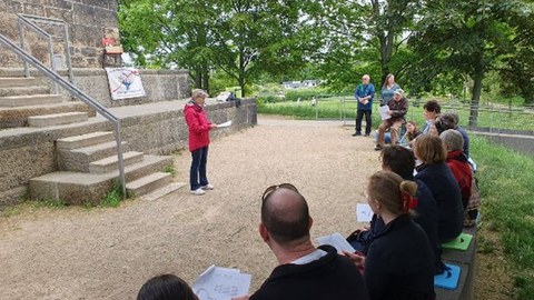 Auf dem Bild sieht man die Teilnehmenden des Gedenktages vor dem Platz am Bismarckturm