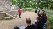 Auf dem Bild sieht man die Teilnehmenden des Gedenktages vor dem Platz am Bismarckturm