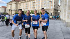 Vier Personen im Sportoutfit
