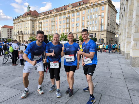 Vier Personen im Sportoutfit