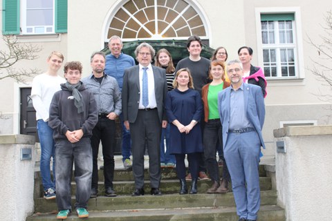 Gruppenbild mit ca. 10 Personen auf einer Eingangstreppe