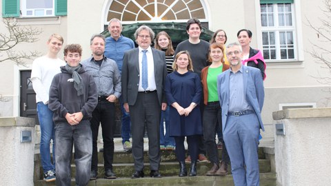 Gruppenbild mit ca. 10 Personen auf einer Eingangstreppe