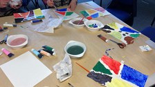 Tisch mit Bastel- und Malutensilien