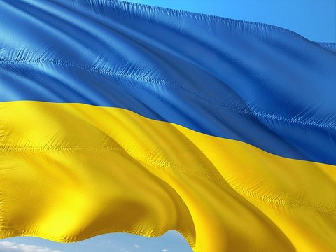 Das Bild zeigt die Farben der ukrainischen Flagge.