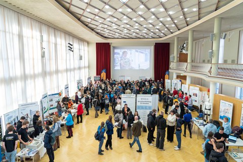 Infomarkt zum Uni Live Tag 2024 im Dülfersaal der TUD
