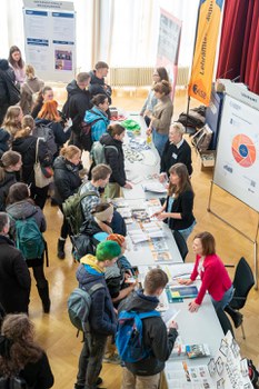 Infostand des Studienbüros zum Uni Live Tag 2024 im Dülfersaal der TUD