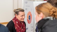 Mitarbeiterin des ZLSB am Infostand des Studienbüros