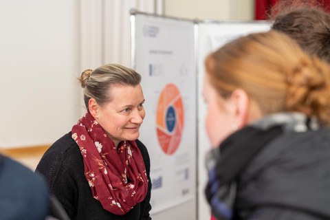 Mitarbeiterin des ZLSB am Infostand des Studienbüros