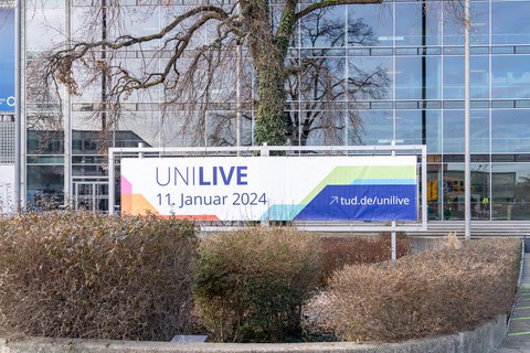 Plakat zum Uni Live Tag der TUD vor dem HSZ