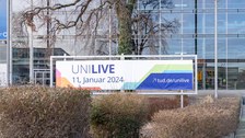 Plakat zum Uni Live Tag der TUD vor dem HSZ
