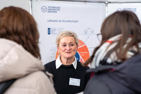 Mitarbeiterin des ZLSB am Infostand des Studienbüros