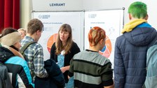 Mitarbeiterin des ZLSB am Infostand des Studienbüros
