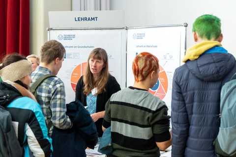 Mitarbeiterin des ZLSB am Infostand des Studienbüros