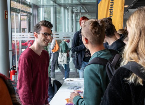 Zwei Studierende unterhalten sich miteinander.