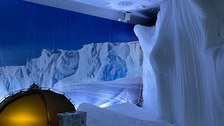 Ein Zelt in einer künstlichen Schneelandschaft.  