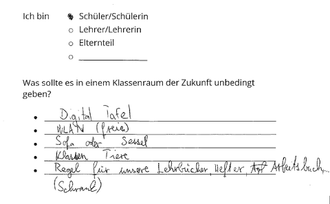 Eine von einem Schüler oder einer Schülerin ausgefüllte Umfrage zum Thema Wünsche für ein Klassenzimmer der Zukunft zeigt, dass er/sie sich eine digitale Tafel, freies Wlan, einen Sessel oder ein Sofa, ein Klassentier und ein Regal im Klassenraum wünscht.