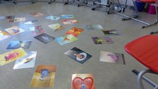 Auf dem Fußboden liegen verschiedene Emotionskarten, die Gefühlsmonster mit verschiedenen Emotionen zeigen.