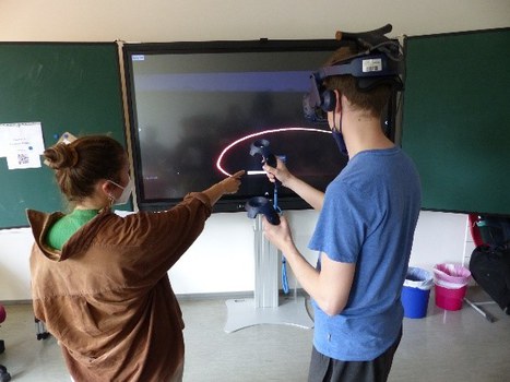 Studierende testen die VR-Brille und zeichnen in Virtual Reality auf Basis von Beschreibung eine geometrische Figur.