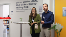 Die Projektverantwortlichen Tina Czaja und Frank Beier (von links) halten eine Eröffnungsrede.