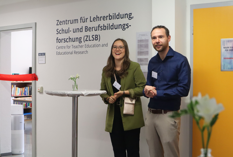 Die Projektverantwortlichen Tina Czaja und Frank Beier (von links) halten eine Eröffnungsrede.
