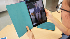 Eine Teilnehmerin erkundet die WDR-Zeitzeugen App, bei der Zeitzeugen in Augmented Reality zu den Teilnehmenden sprechen.