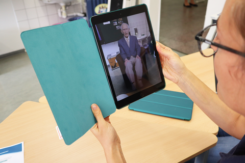 Eine Teilnehmerin erkundet die WDR-Zeitzeugen App, bei der Zeitzeugen in Augmented Reality zu den Teilnehmenden sprechen.