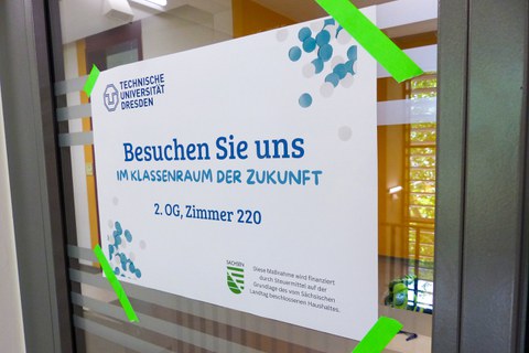 Willkommensschild zum Schulfest an einer Tür 