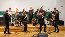 Eine Band spielt auf verschiedenen Instrumenten