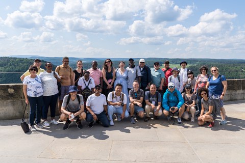 Gruppenfoto von ca. 25 Personen draußen.