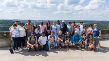 Gruppenfoto von ca. 25 Personen draußen.