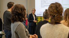 Foto: Mehrere Personen stehen beisammen und unterhalten sich.