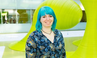 Anne Hamann im Foyer der Informatik-Fakultät