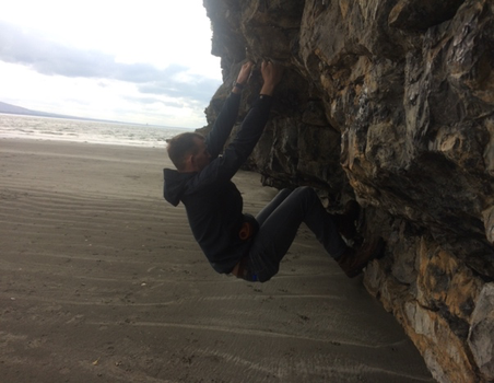 Person an einem Felsen