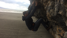 Person an einem Felsen