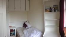 Zimmer mit Bett und Schrank