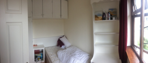 Zimmer mit Bett und Schrank