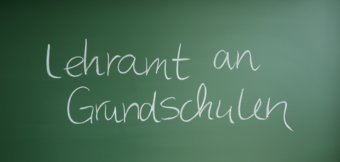 Das Foto zeigt eine Tafel, auf der "Lehramt an Grundschulen" geschrieben steht.