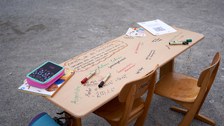 Eine alte Schulbank mit zwei Stühlen