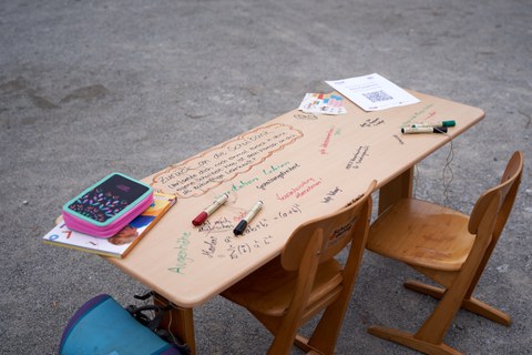 Eine alte Schulbank mit zwei Stühlen