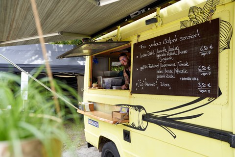 Foto eines gelben Foodtrucks