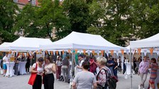 Ein Innenhof eines Unigebäudes mit vielen Informationsständen in Zelten; es herrscht buntes Treiben.
